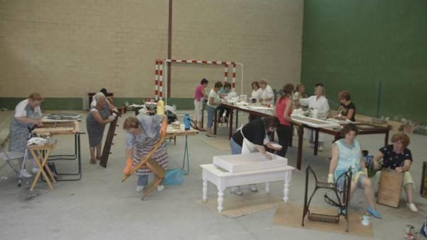 Veinticinco personas participan en un curso de restauración de mobiliario en Sanzoles