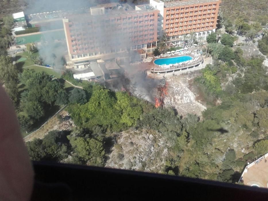 Desalojadas 800 personas por un incendio declarado cerca de un hotel en Cala Antena