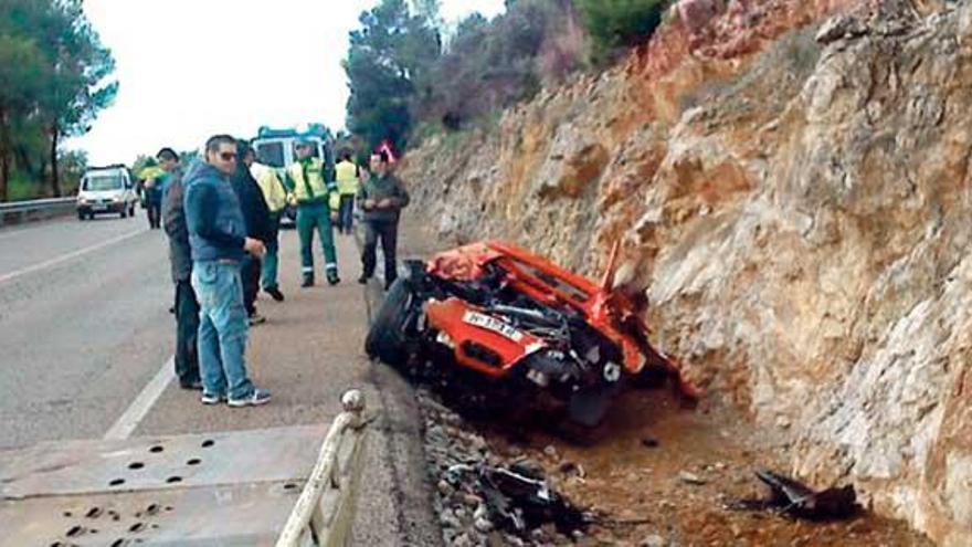 Varios testigos observan el superdeportivo completamente destrozado en una cuneta de la carretera de es Murterar.