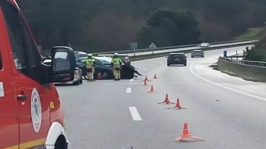 Una aparatosa salida de vía en la AP-9 deja tres heridos