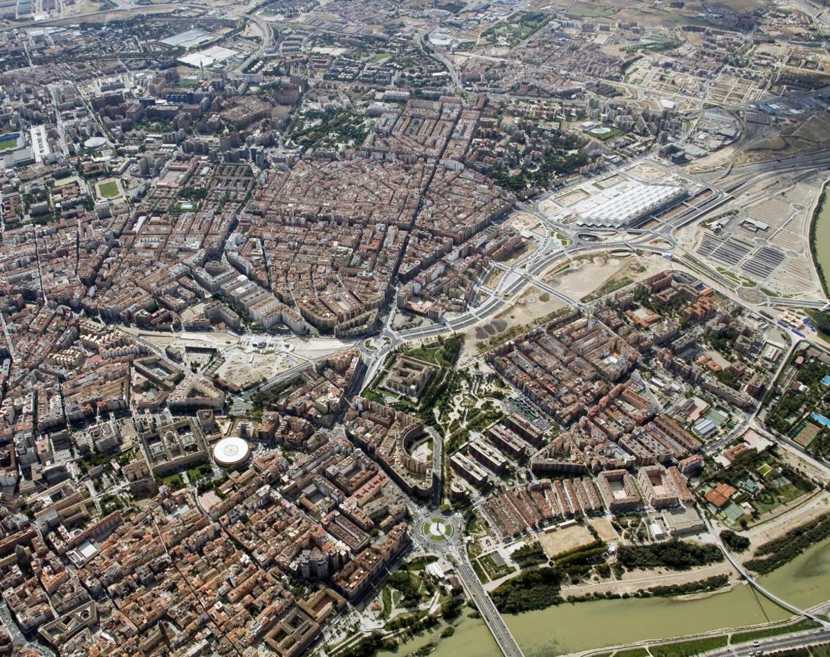 Imagen aérea de la cicatriz urbana de los antiguos suelos ferroviarios de Zaragoza en 2009, tras el estallido de la burbuja.