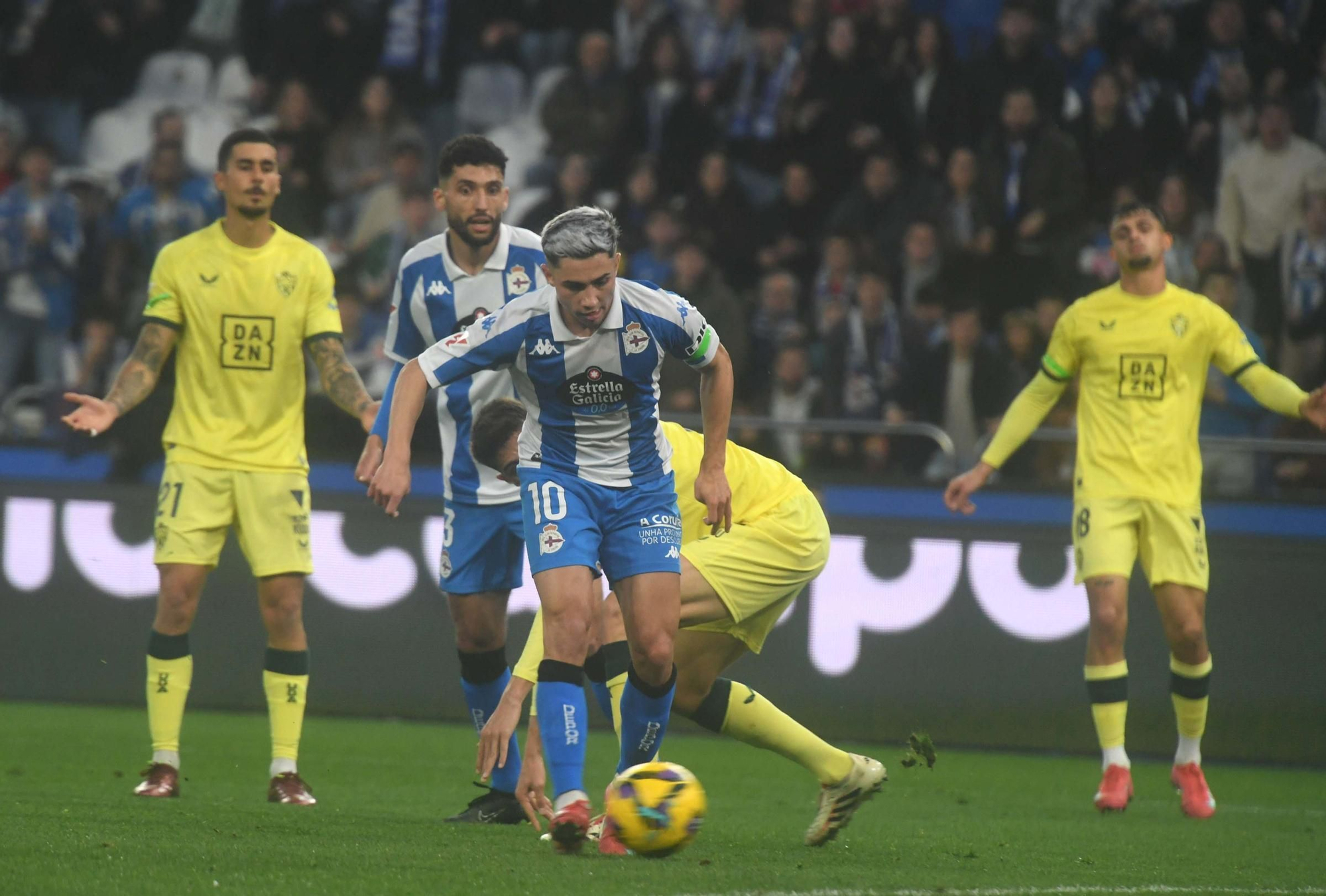 El Deportivo doblega al Almería en Riazor (3-1)