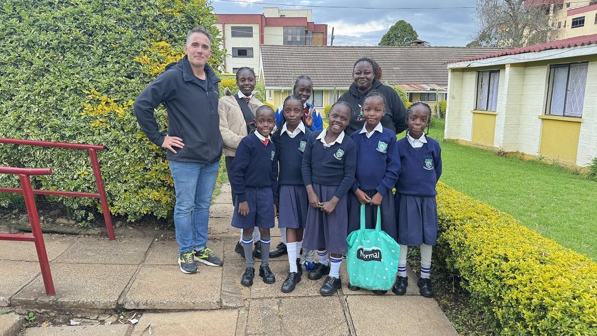 El viaje a Kenia ha permitido al profesor Sergio Banderas y sus compañeros conocer cómo es el sistema educativo en este país africano.