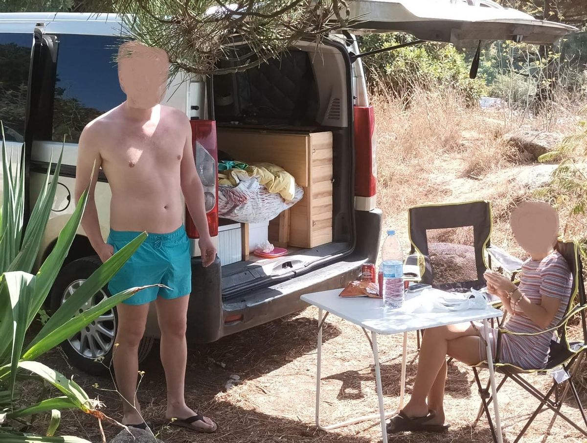 n Hornillo, mesa, mantel, aceite, sartén y todo lo necesario para estar a cuerpo de rey en un lugar privilegiado. Es lo que hacen quienes montan su casa rodante en el monte, las dunas u otras zonas protegidas de O Grove. Los hay que tratan de pasar desapercibidos, pero otros no tienen reparo en instalarse dónde y cómo quieren.