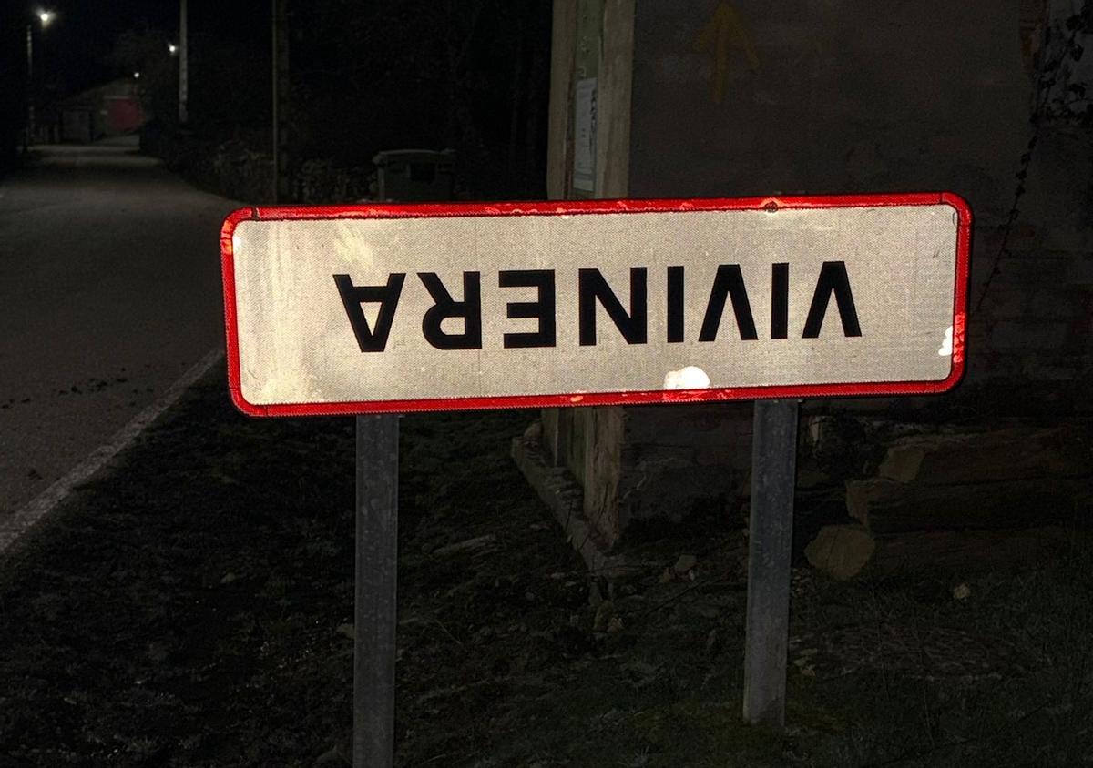 Los pueblos de Zamora, del revés: la protesta de los agricultores que pone "patas arriba" los letreros Los pueblos de Zamora, del revés: la protesta de los agricultores que pone "patas arriba" los letreros