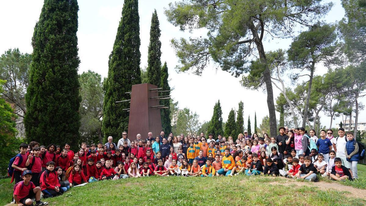 Una foto grupal amb l’escultura Temple enigmàtic, de Joan Oliver Tarrades.