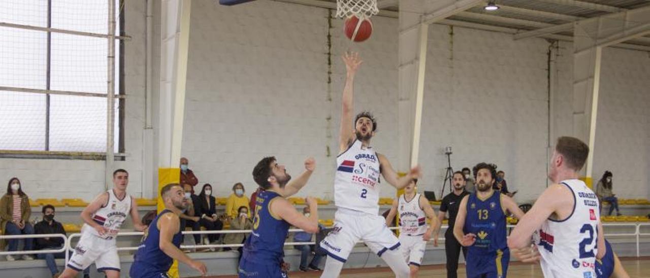 Nico González lanza a canasta en el partido contra el Agustinos Leclerc. |  // BERNABÉ/ANA AGRA