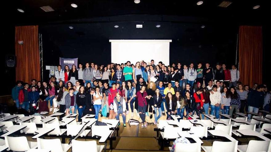 Poetas participantes en el Festival Kerouac visitaron ayer el Instituto de Os Rosais para fomentar el uso de la palabra entre los más jóvenes.