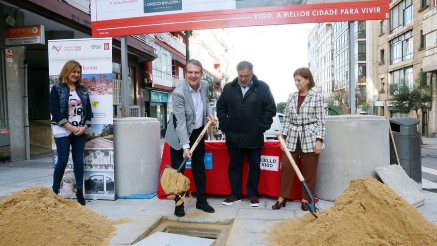 Caballero, con Aguiar, Pardo y Espinosa, en el inicio de obras en Escultor Gregorio Fernández.  | // M. G. BREA