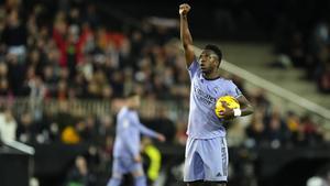 Vinicius levanta el puño tras marcar en Mestalla