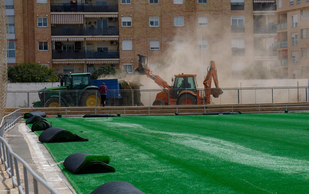 Instalación del nuevo césped en el estadio Mundial 82 de Catarroja.