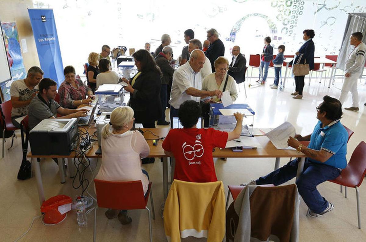 Ambient en un col·legi electoral de Roquetes, a Barcelona.