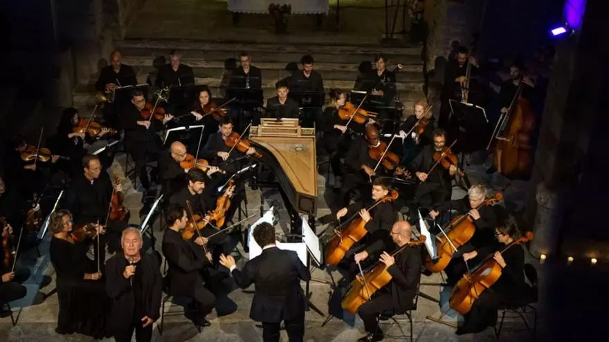 VÍDEO: El monasterio de Villanueva de Oscos reabre por el Día de Asturias con actuación sorpresa de Víctor Manuel