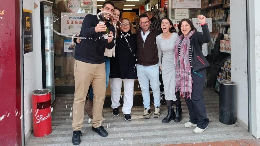 El personal del establecimiento de Oliva celebra haber repartido parte del primer premio del Niño