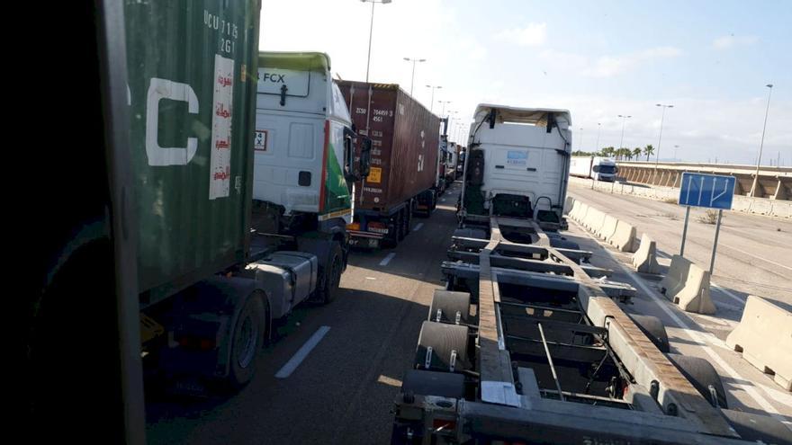 Los transportistas advierten de que el atasco en las terminales del Puerto de València ya es “insostenible”