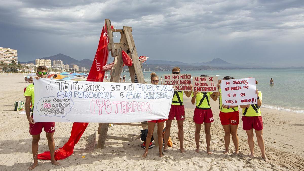 Una protesta de los socorristas de El Campello el pasado verano