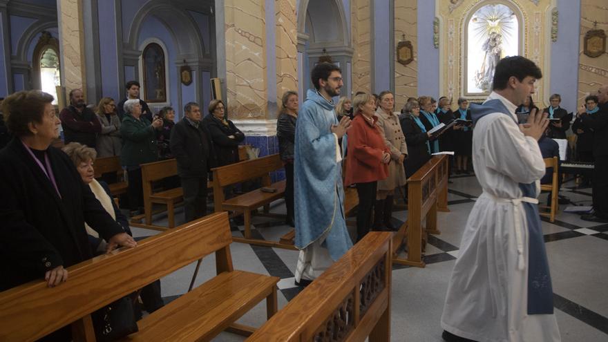 El ayuntamiento de Albalat dels Tarongers da la espalda al párroco en la misa por el día de su patrona.