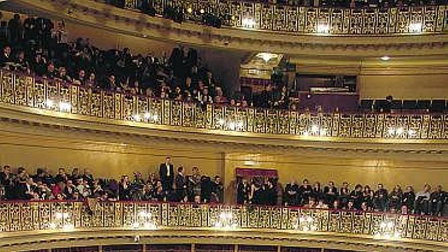 El estado actual del teatro, con las paredes que separan cada platea en el patio.