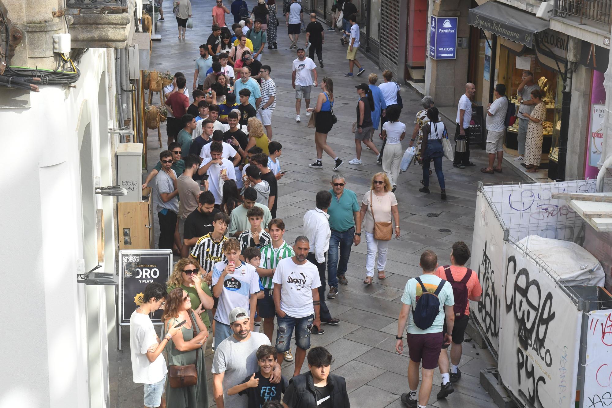 Furor por las camisetas de fútbol de la calle Real de A Coruña