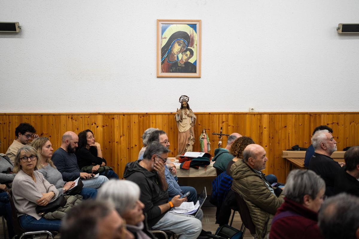 La sala de la parroquia del barrio de Sant Crist de Badalona en que se ha presentado la 'Declaración de Badalona', abarrotada de asistentes