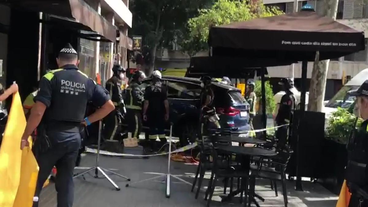 Dos heridos al ser embestidos por un coche en una terraza frente a la Escola Industrial de Barcelona