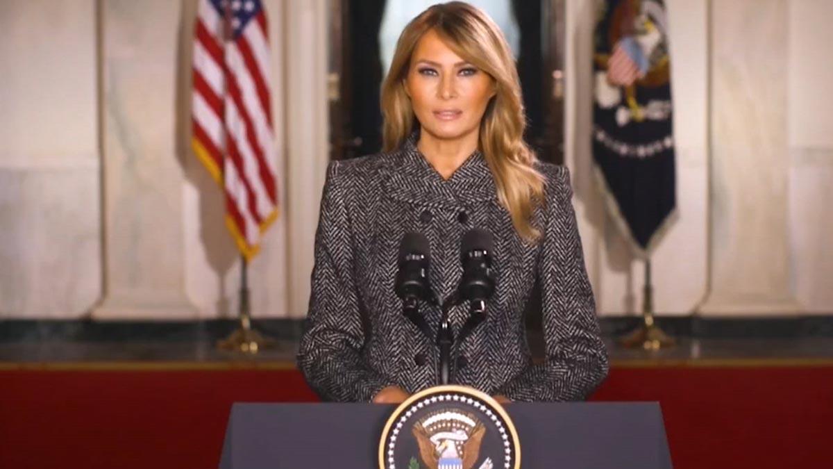 Melania Trump se despide de la Casa Blanca con un mensaje centrado en el covid y la no violencia.