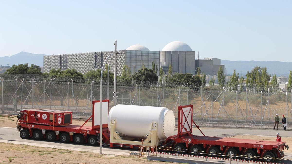 Foto de archivo del transporte de un contenedor de combustible hasta la planta cacereña.