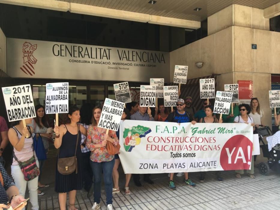 Protesta contra los barracones de La Almadraba