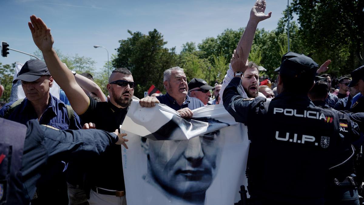 L’exhumació de Primo de Rivera se salda amb tres detinguts i sense la presència del Govern