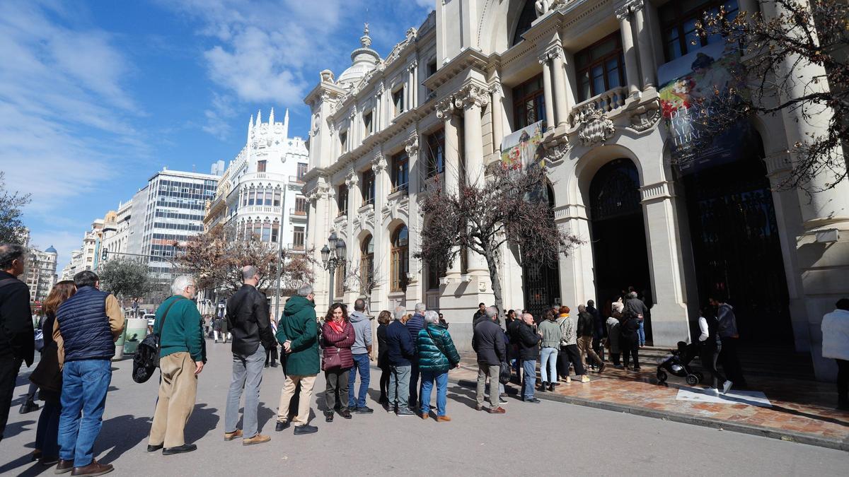 Colas en el edificio de Correos para ver la exposición de Sorolla. (25/02/2023)