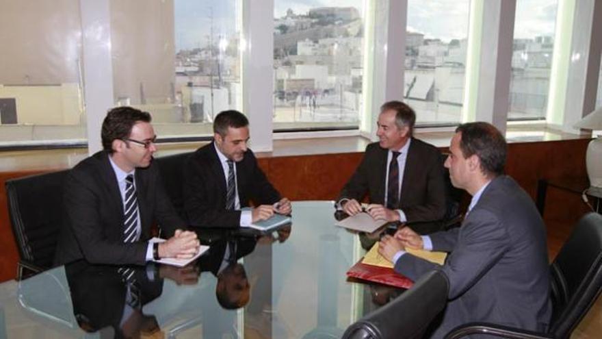 Antoni Costa, José Vicente Marí Bosó, el presidente Vicent Serra y Álex Minchiotti, en la sede del Consell en una imagen de archivo.