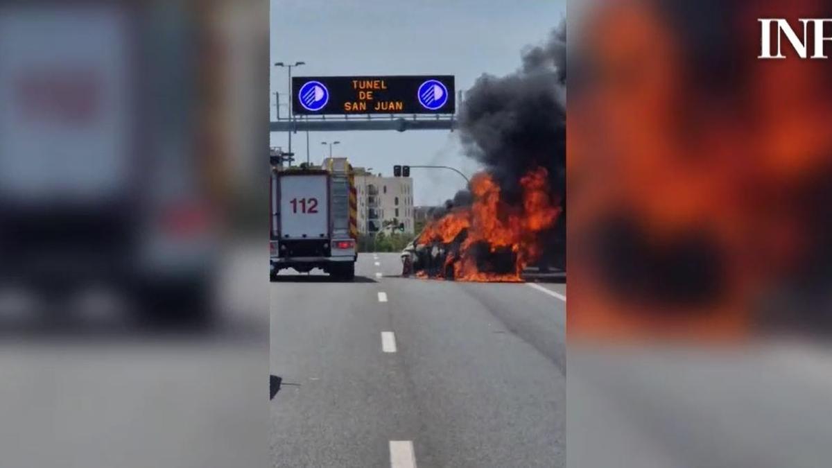 Aparatoso incendio de un vehículo en la entrada del túnel de Sant Joan