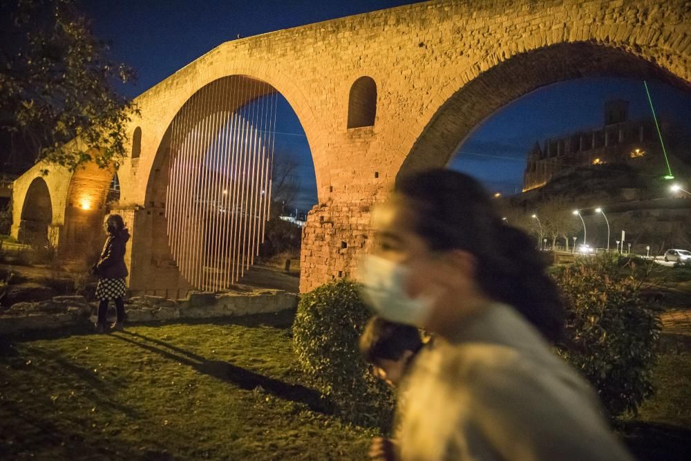 Manresa rep amb cues l''''art efímer dels Jardins de Llum