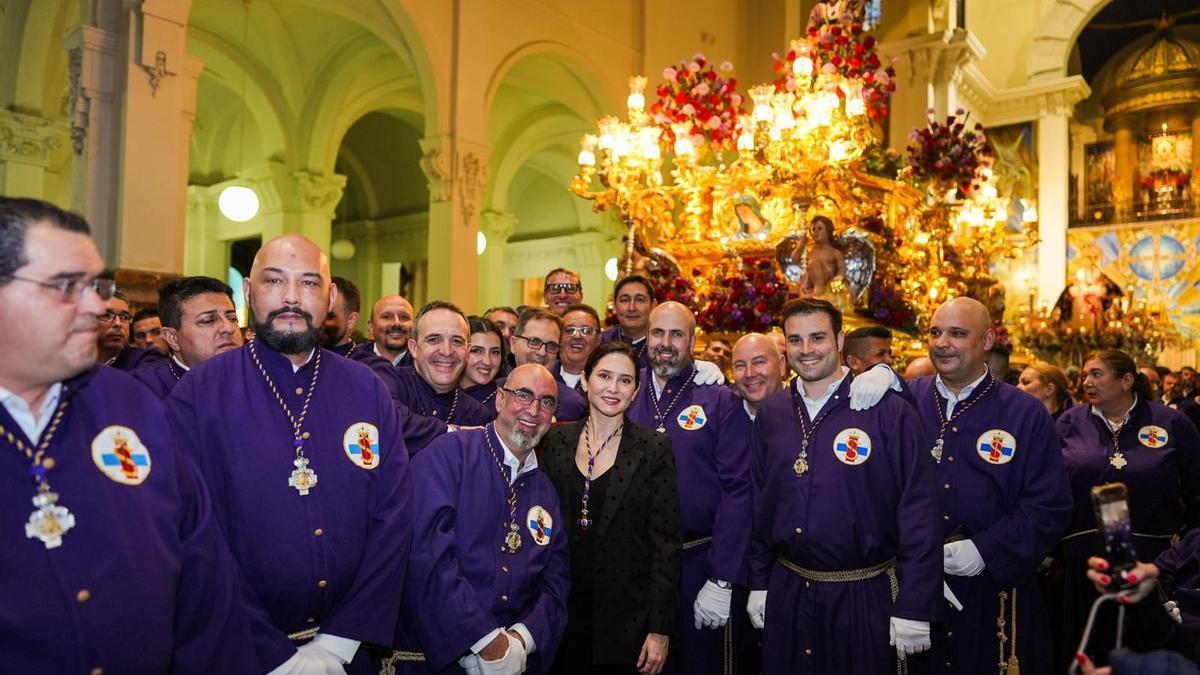 Ayuso junto con los cofrades de Jesús de Medinaceli.