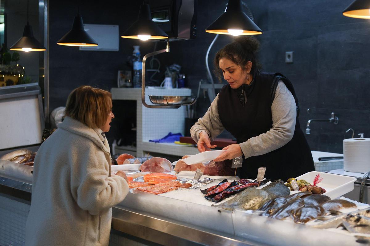 Una clienta, ayer por la mañana en un pasillo de pescaderías del Mercat Nou.