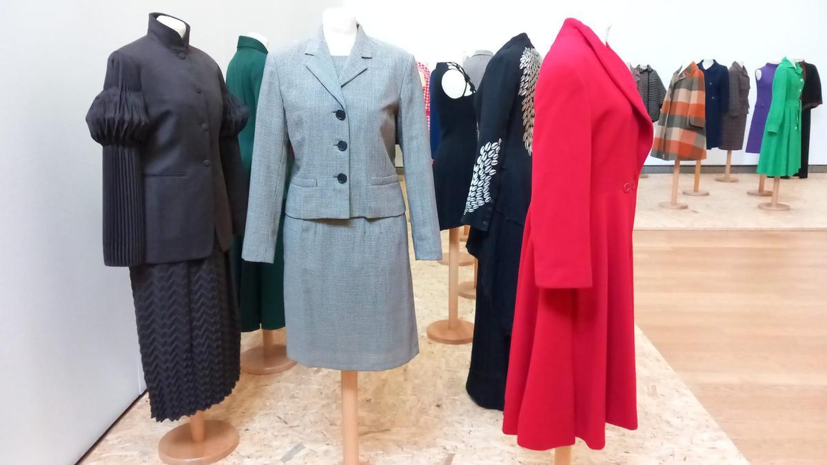 Algunos de los trajes, vestidos y abrigos de la muestra Sabadell teixeix.