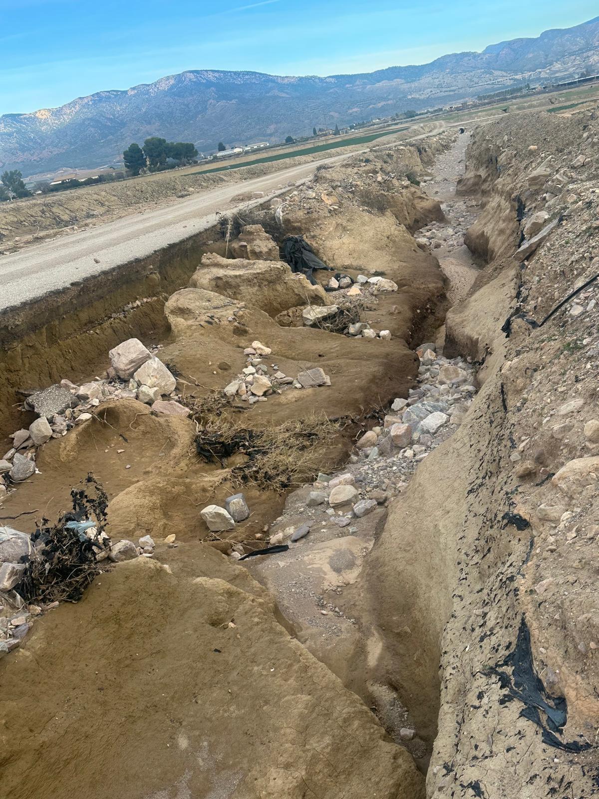Camino afectado por las lluvias en Lorca.
