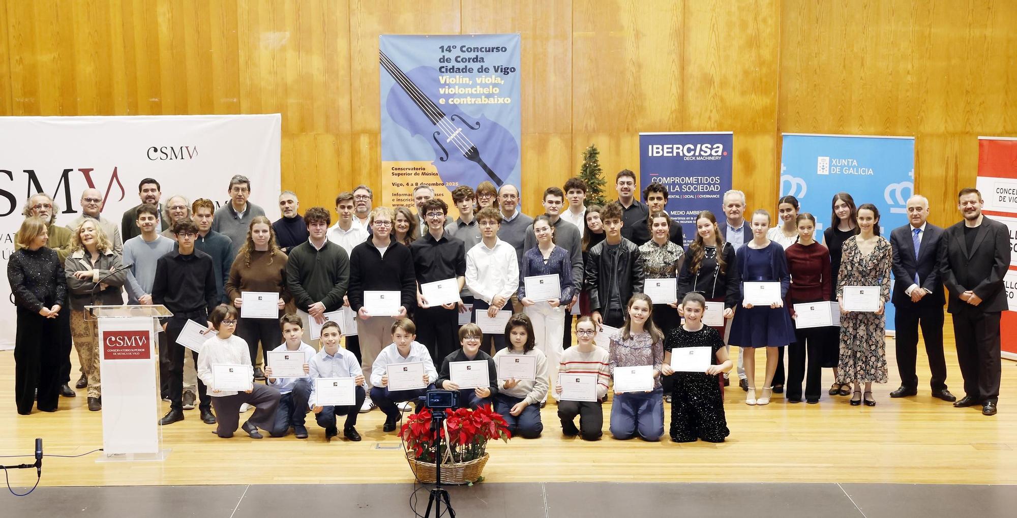 Los premiados del Concurso de Corda Cidade de Vigo, con el jurado y autoridades