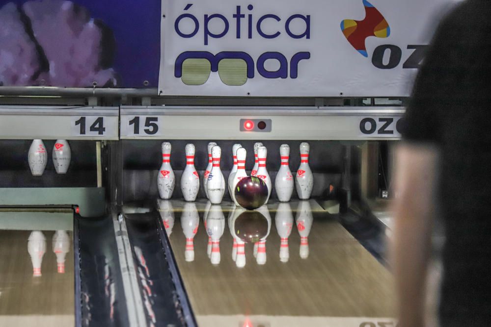 Más de 100 jugadores aficionados y profesionales participan hasta hoy en el Tornero internacional de bowling de Torrevieja