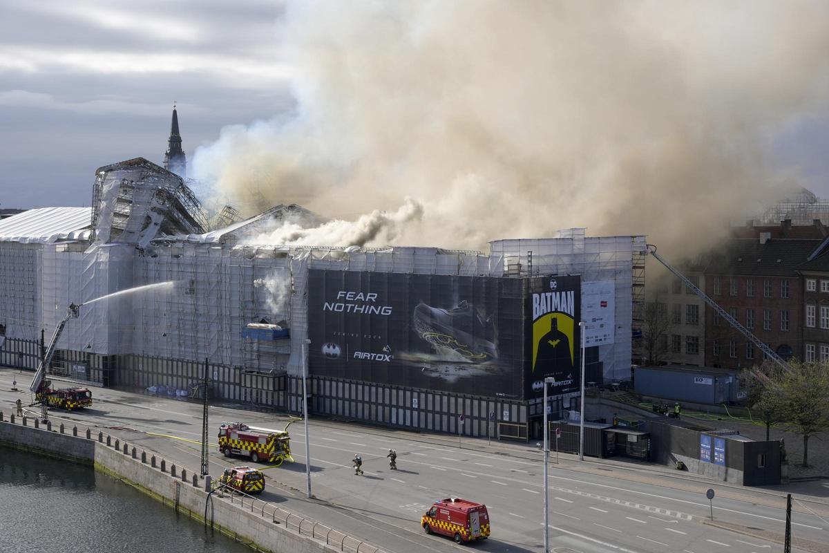 El fuego devora el edificio de la Bolsa de Copenhague