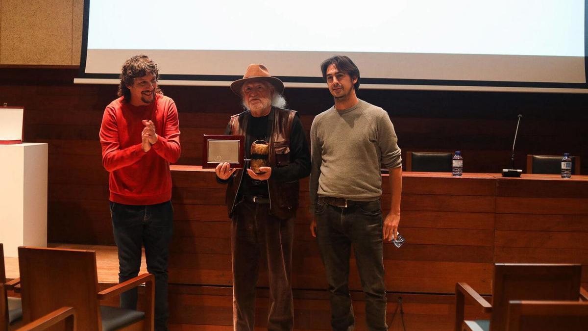 En el centro de la imagen Eugenio Monesma con el reconocimiento de Etnovideográfica.