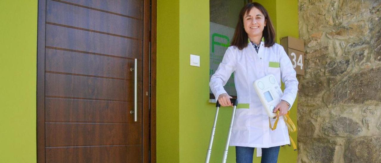 Toñi Rodríguez, a la entrada del centro de fisioterapia de Caravia en el que pasa consulta. | Ana Paz Paredes