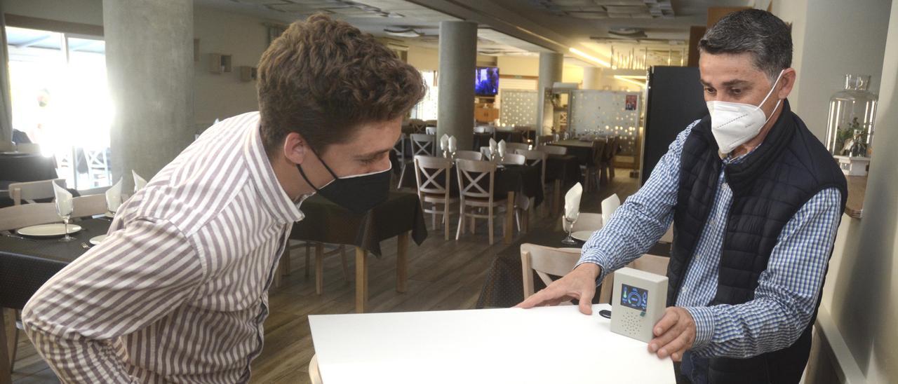 Un técnico instalando  un medidor  en el asador O Remo