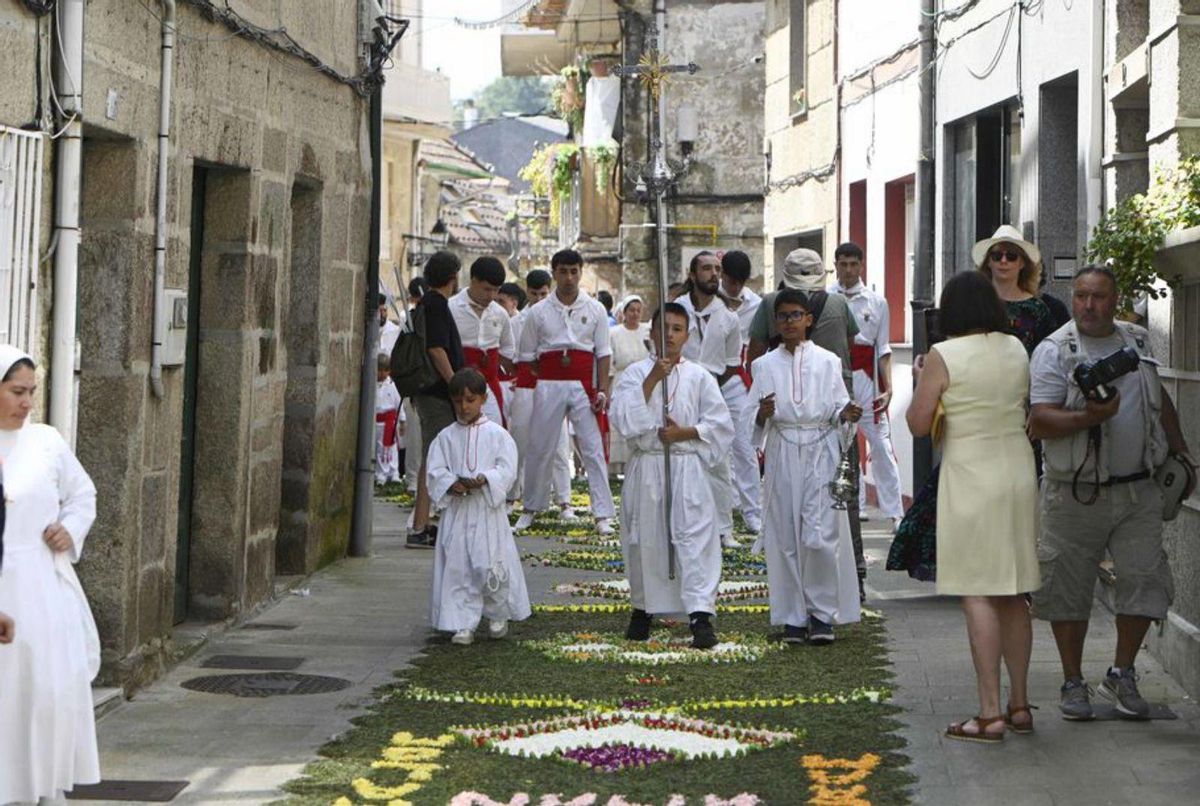 La procesión de Corpus, a su paso por las alfombras. | P.H.G.