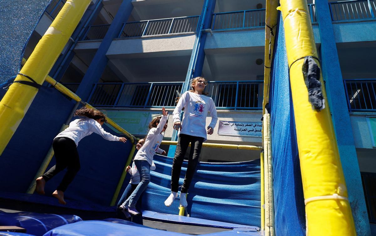 Campamento de verano organizado por la ONU en una escuela en el campamento de refugiados de Beach, Gaza