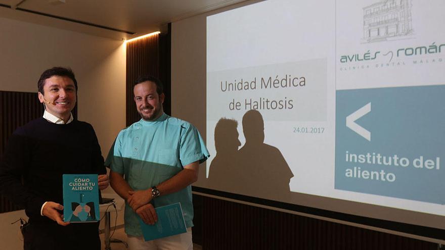 Los doctores Joan Nunes y Pablo Avilés, ayer en Málaga.
