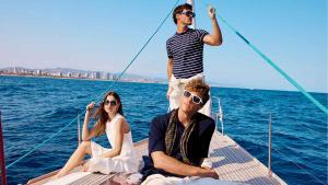 Marta Aguilar, Jorge Román y Patricio Mundet lucen las nuevas gafas de sol America’s Cup x Etnia Barcelona.