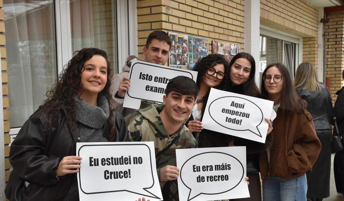 Algunos exalumnos durante la inaguración de la muestra en el centro.
