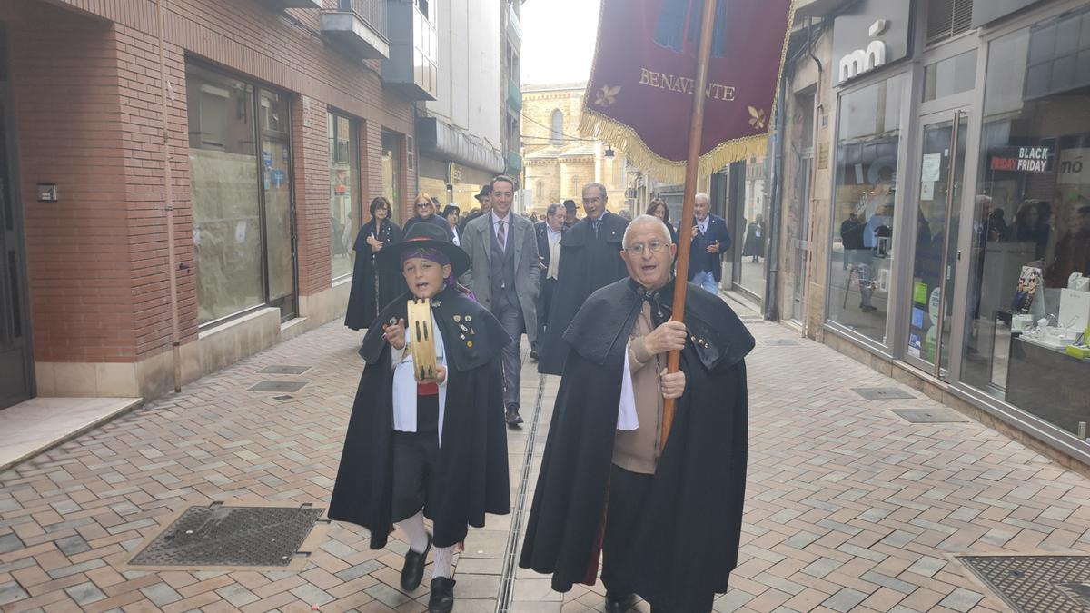 La comitiva dirigiéndose a la iglesia de San Juan del Mercado por la calle Herreros.