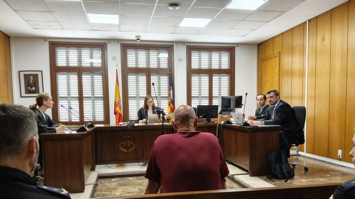 El acusado, ayer en el juicio.